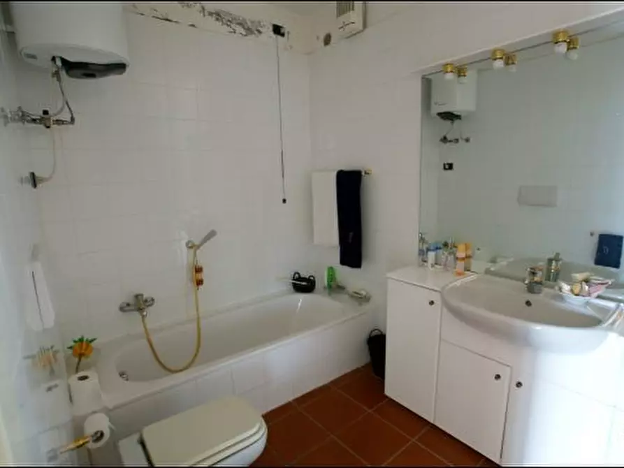 Immagine 10 di Pentalocale in vendita  a Ameglia