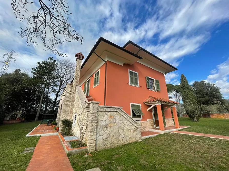 Immagine 2 di Villa in vendita  a Castelnuovo Magra
