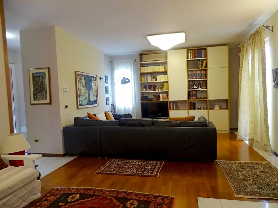 Immagine 9 di Villa in vendita  a Sarzana