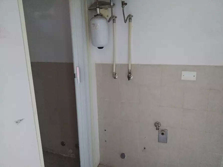 Immagine 7 di Locale commerciale in affitto  a Jesi
