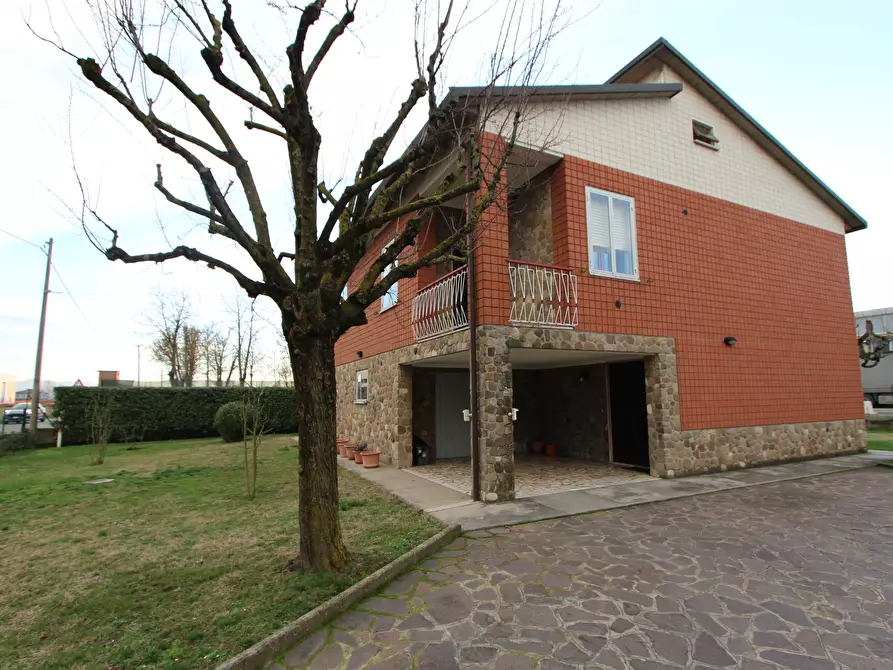 Immagine 1 di Casa indipendente in vendita  in Via Tombetto 18-22 a Valsamoggia