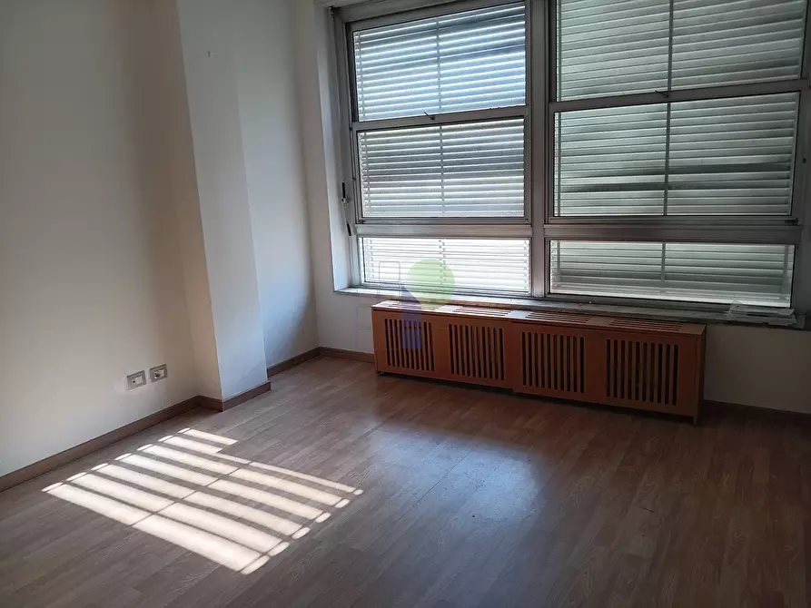 Immagine 11 di Ufficio in vendita  in Piazza Cavour 21 a Livorno