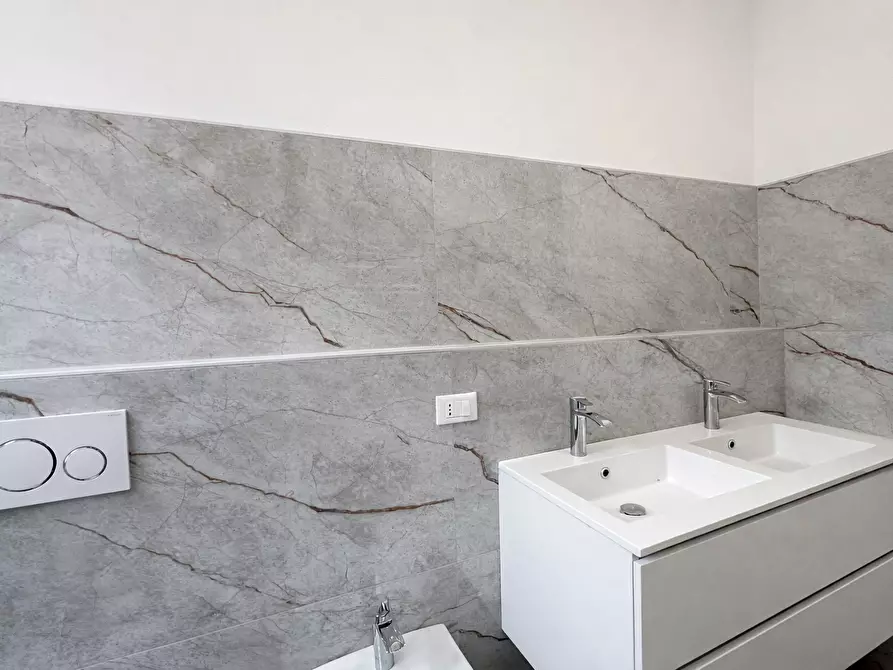 Immagine 13 di Quadrilocale in vendita  in Corso Liberazione 1 a Arona