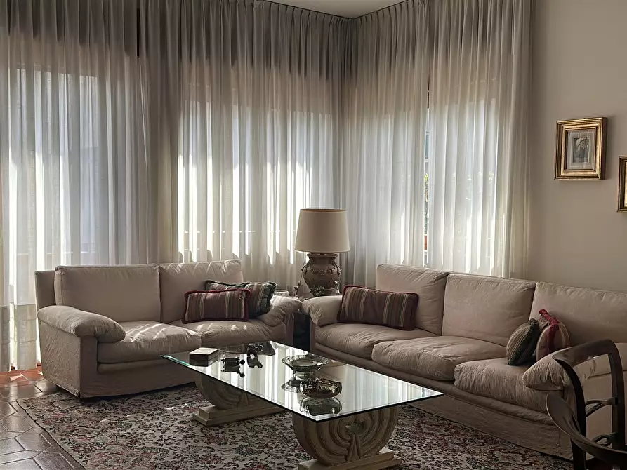 Immagine 1 di Villa in vendita  in Via Varallo Pombia 2 a Castelletto Sopra Ticino