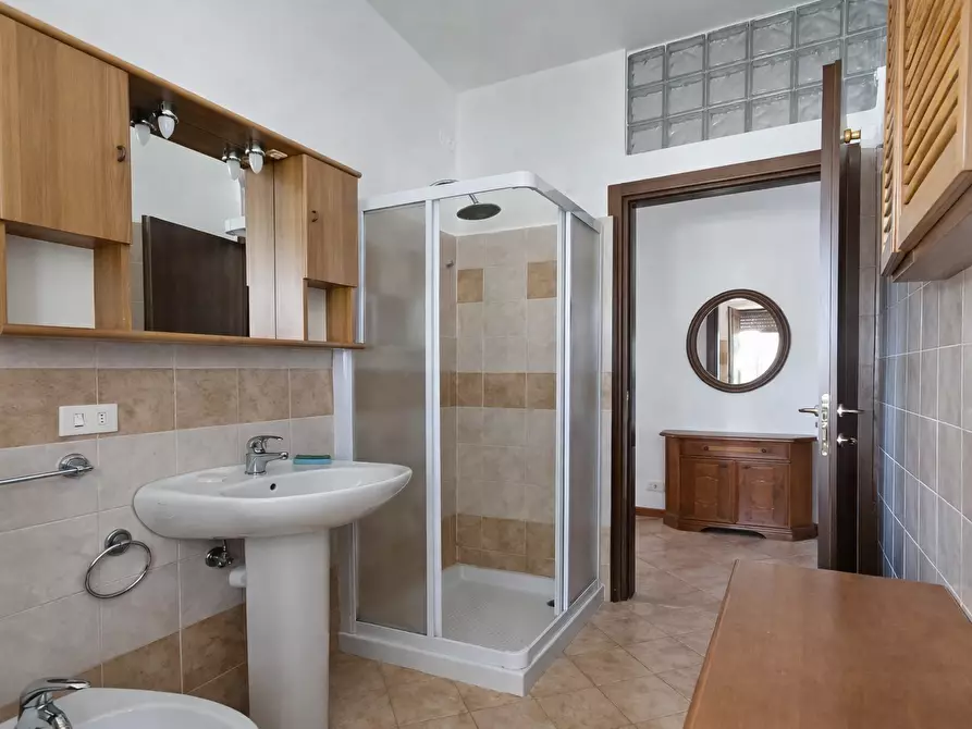 Immagine 8 di Bilocale in affitto  a Arona