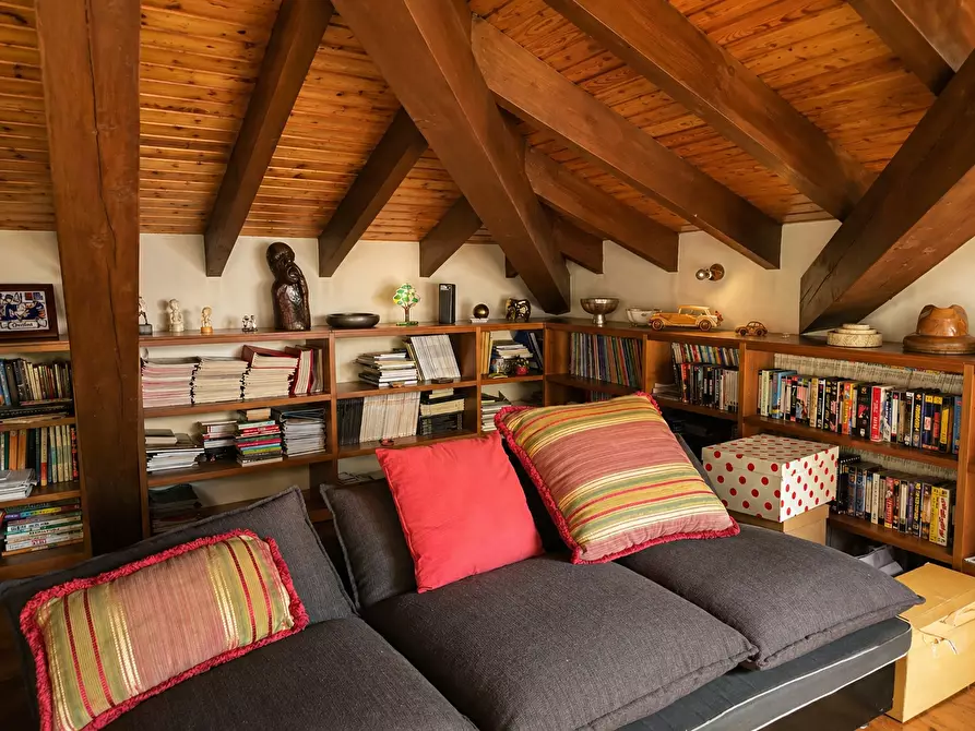 Immagine 18 di Villa in vendita  in Via Varallo Pombia 2 a Castelletto Sopra Ticino