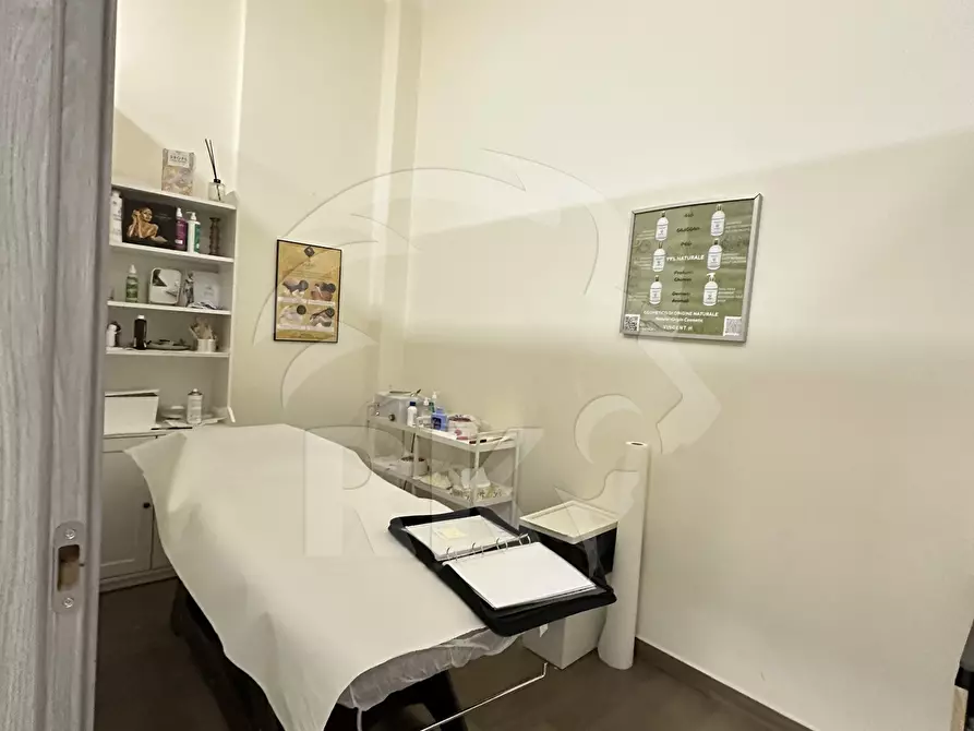 Immagine 29 di Locale commerciale in affitto  in Via Riva di Reno 56 a Bologna