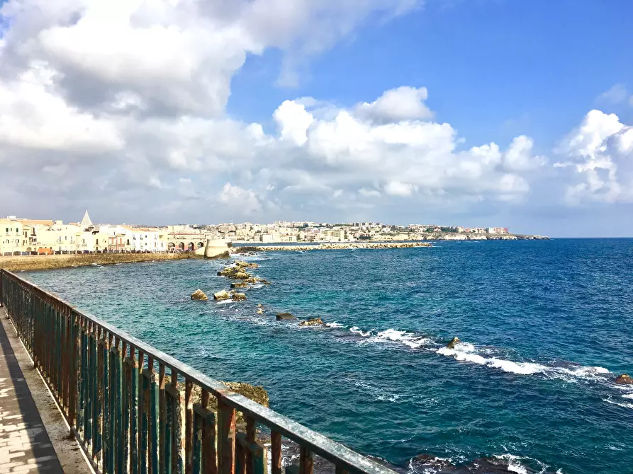 Immagine 1 di Casa indipendente in vendita  in Lungomare di Levante Elio Vittorini 20 a Siracusa