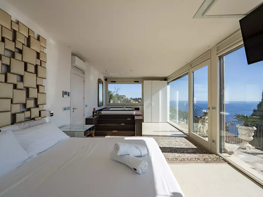 Immagine 39 di Villa in vendita  in Salita Giafari 25 a Taormina
