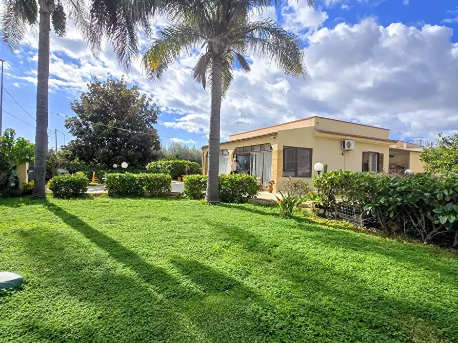 Immagine 1 di Villa in vendita  in VIA FILICUDI 34 a Siracusa