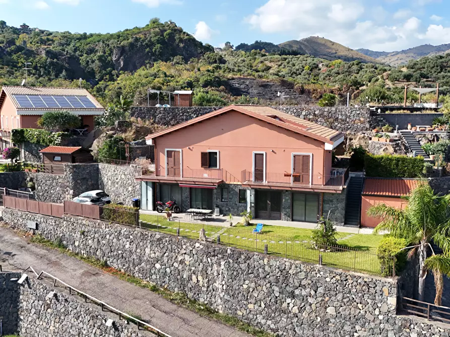 Immagine 14 di Villa in vendita  in Via Vincenzo Bellini 163 a Piedimonte Etneo