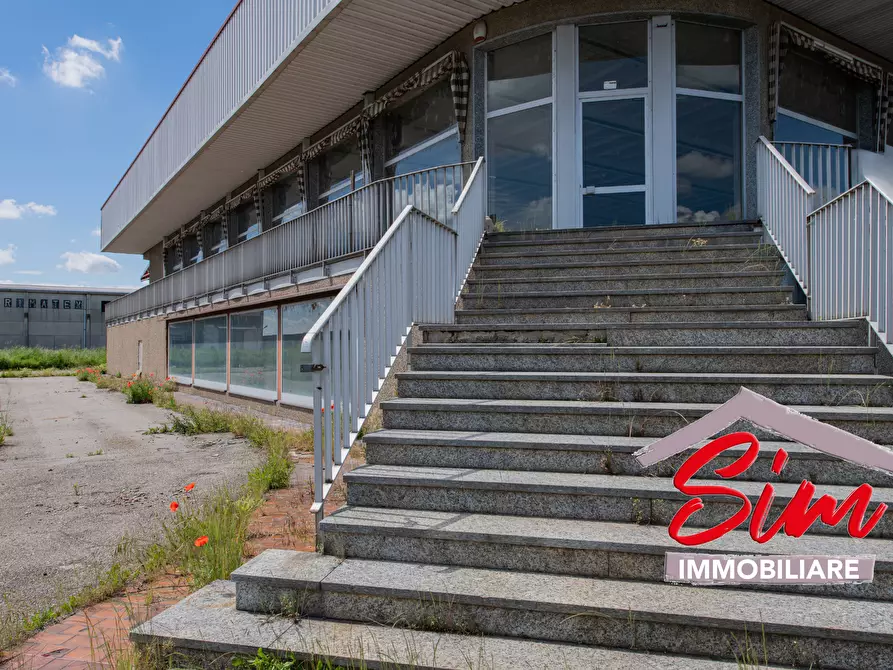 Immagine 3 di Locale commerciale in vendita  in Strada statale 229 del Lago d'Ortatrada provincial sn a Caltignaga