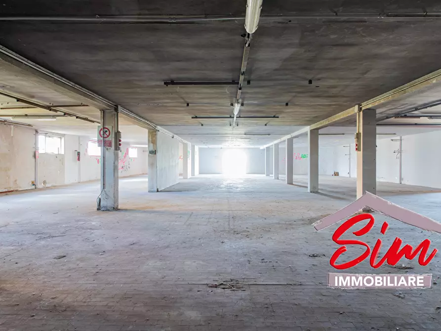 Immagine 10 di Locale commerciale in vendita  in Strada statale 229 del Lago d'Ortatrada provincial sn a Caltignaga