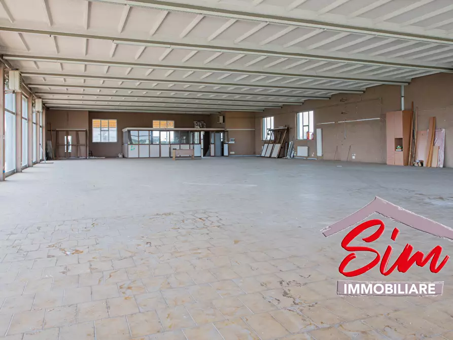 Immagine 7 di Locale commerciale in vendita  in Strada statale 229 del Lago d'Ortatrada provincial sn a Caltignaga