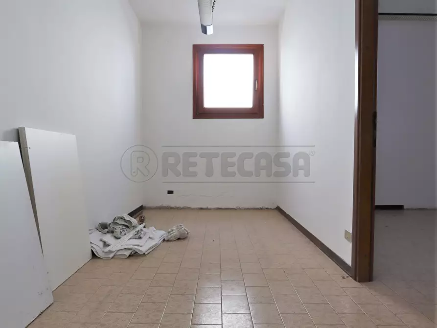 Immagine 9 di Locale commerciale in affitto  a Castegnero