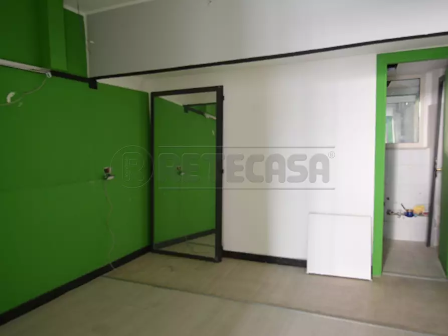 Immagine 4 di Locale commerciale in vendita  in Via Camiciotti 25 a Messina