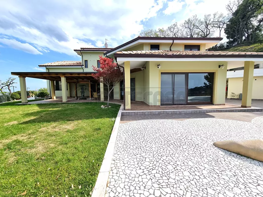 Immagine 1 di Villa in vendita  a Francavilla Al Mare