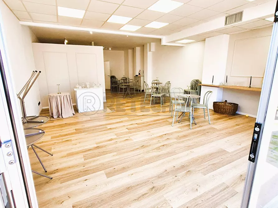 Immagine 12 di Locale commerciale in vendita  in Via Tirino 179 a Pescara