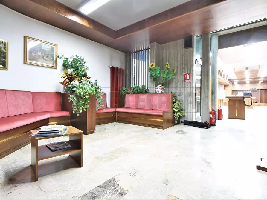 Immagine 5 di Locale commerciale in affitto  a Torri Di Quartesolo