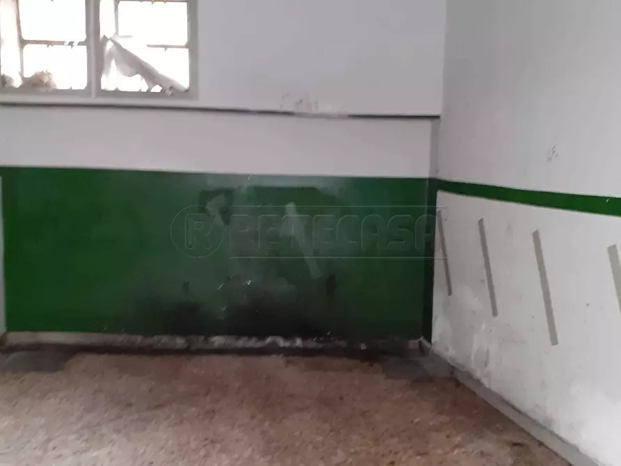 Immagine 5 di Locale commerciale in affitto  in Via Raffaele Fatigati 13-15 a Salerno