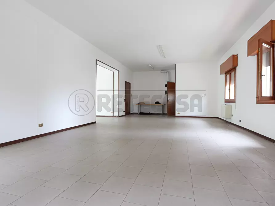 Immagine 9 di Locale commerciale in vendita  in Via S. Quasimodo a Grisignano Di Zocco