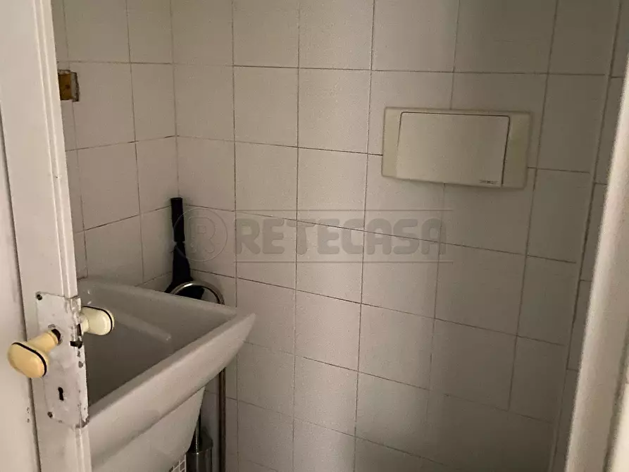 Immagine 8 di Locale commerciale in affitto  in Via Posidonia 96/C a Salerno