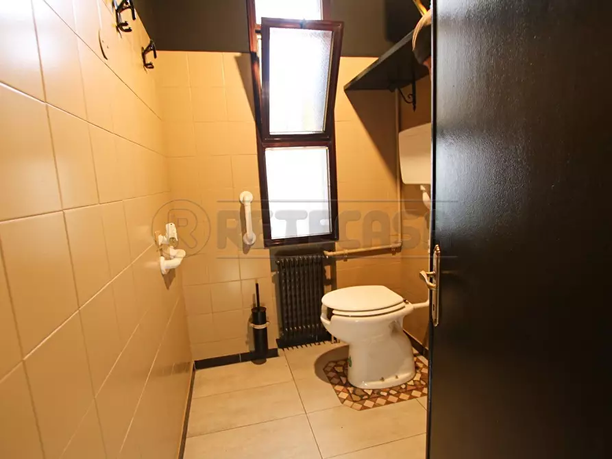 Immagine 13 di Locale commerciale in affitto  in Via Piazza Villaganzerla a Castegnero