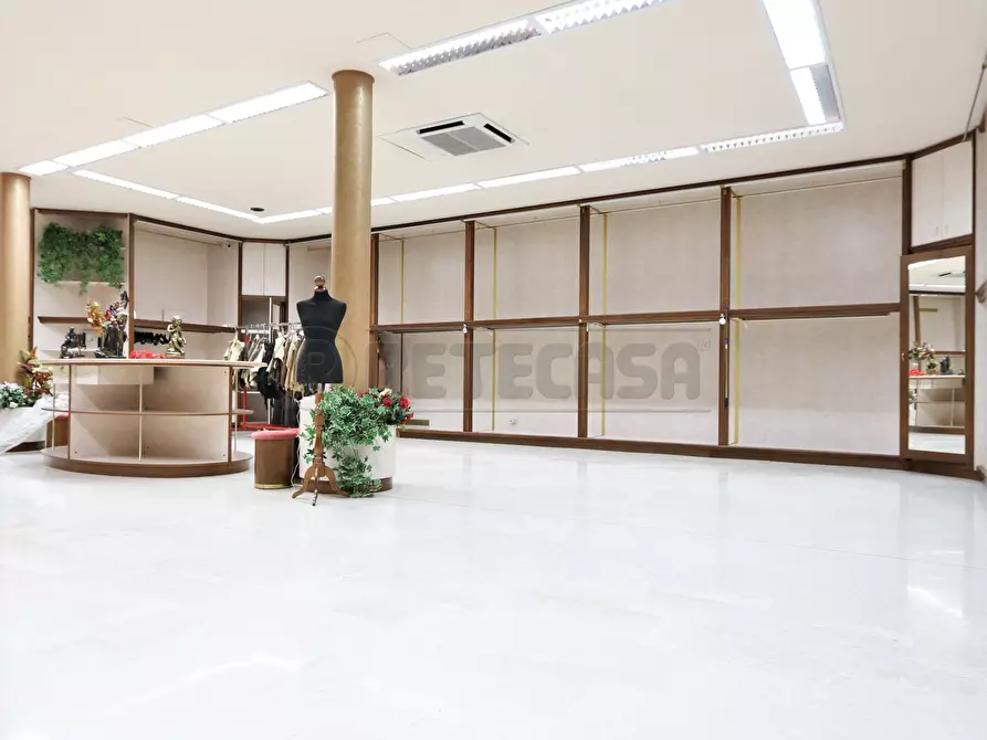 Immagine 10 di Locale commerciale in affitto  a Torri Di Quartesolo