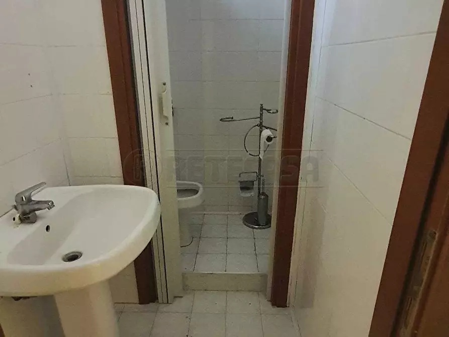 Immagine 5 di Locale commerciale in affitto  a Mercato San Severino