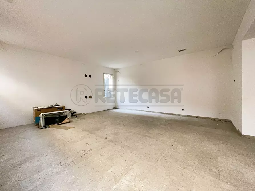 Immagine 17 di Locale commerciale in vendita  in Riviera dei Ponti Romani 13 a Padova