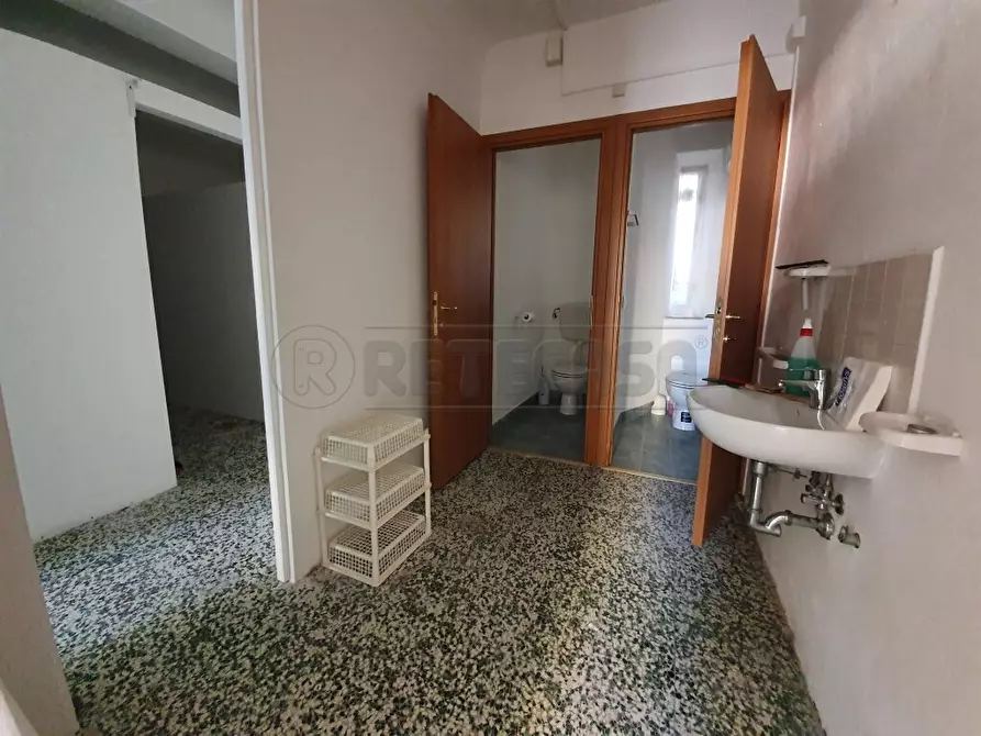 Immagine 7 di Locale commerciale in vendita  in Corso Giuseppe Garibaldi 178 a Viareggio