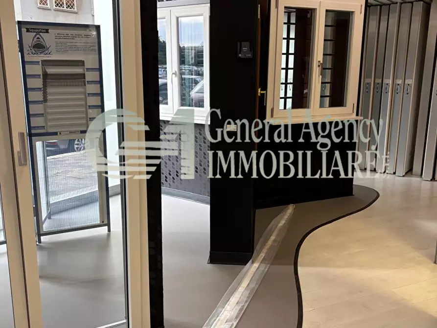 Immagine 12 di Locale commerciale in vendita  in Via Albano 62 a Roma