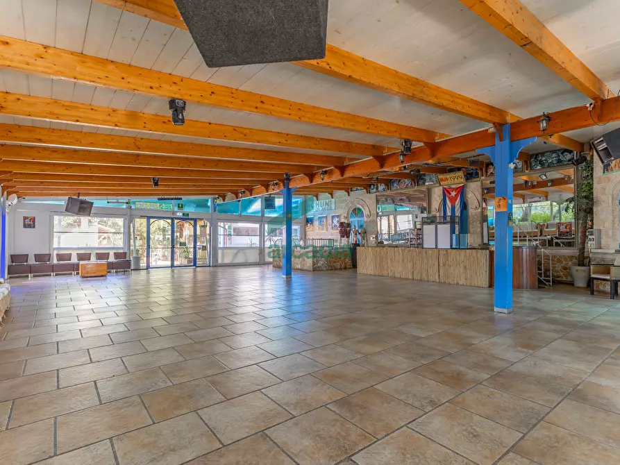 Immagine 100 di Locale commerciale in vendita  in Strada la Grava 16 a Bari