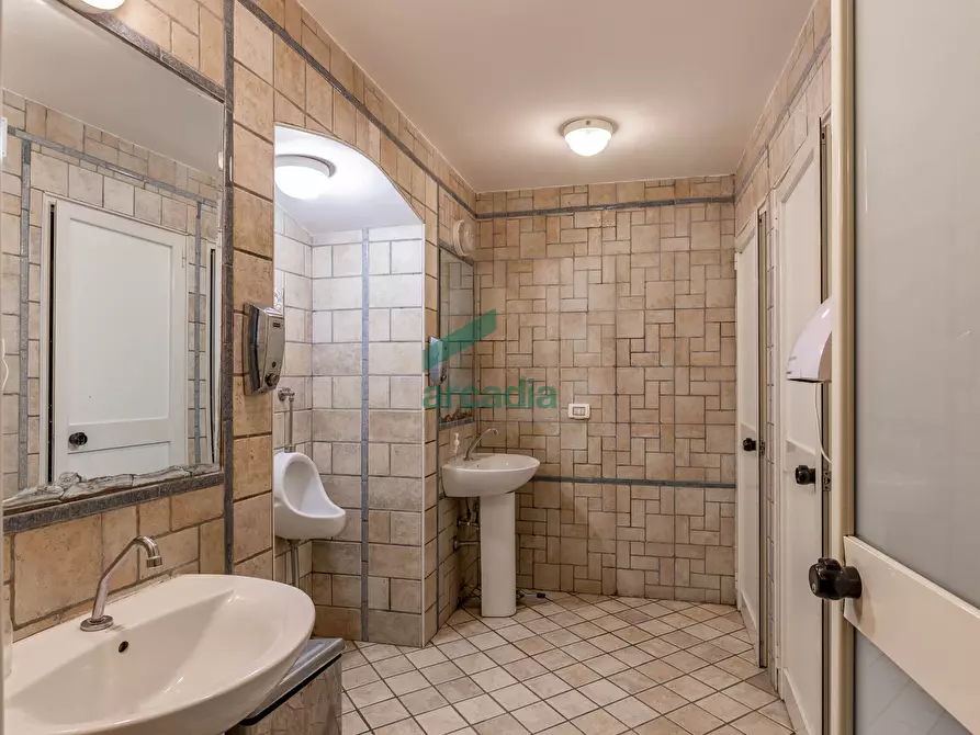 Immagine 91 di Locale commerciale in vendita  in Strada la Grava 16 a Bari