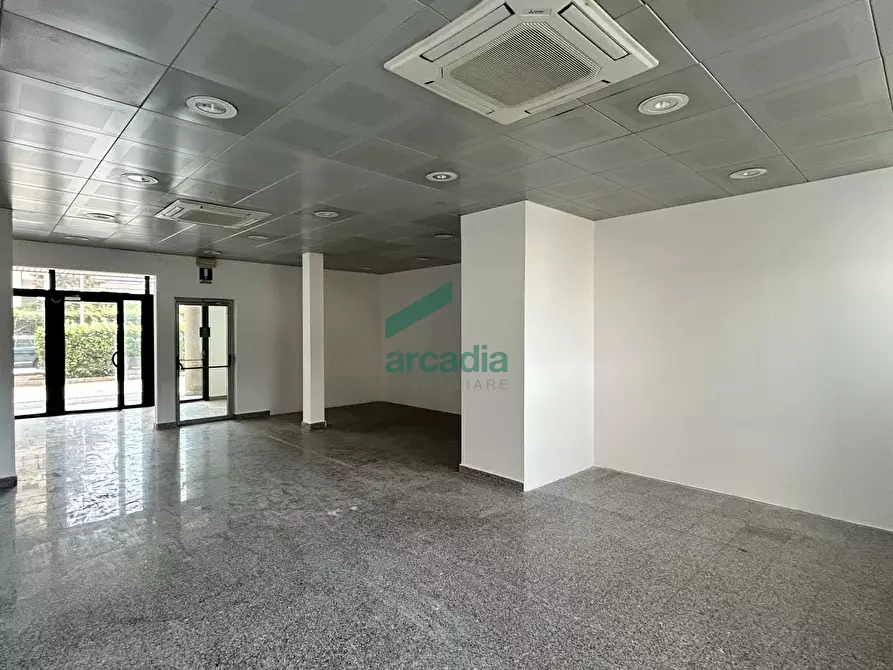 Immagine 7 di Locale commerciale in vendita  in Via Giovanni Amendola 205 a Bari