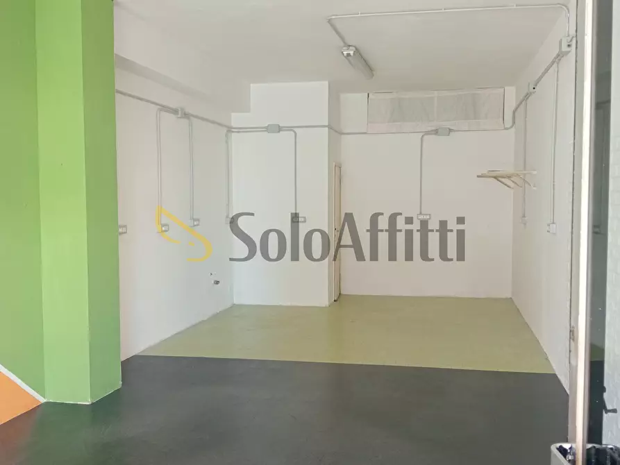 Immagine 2 di Locale commerciale in affitto  a Falconara Marittima