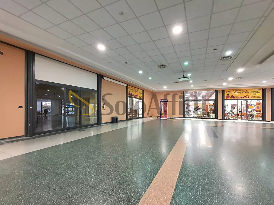 Immagine 1 di Locale commerciale in affitto  in Viale Magna Grecia 188 a Catanzaro