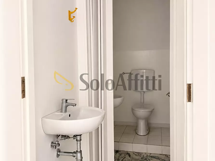 Immagine 12 di Locale commerciale in affitto  in Via Fratelli Bandiera 1 a Potenza