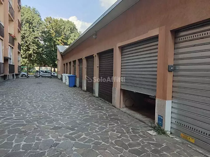 Immagine 1 di Garage in affitto  in via  fratelli cervi a Desio