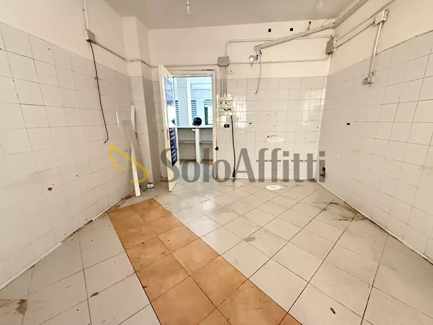 Immagine 9 di Locale commerciale in affitto  in Via John Fitzgerald Kennedy 28 a Caserta