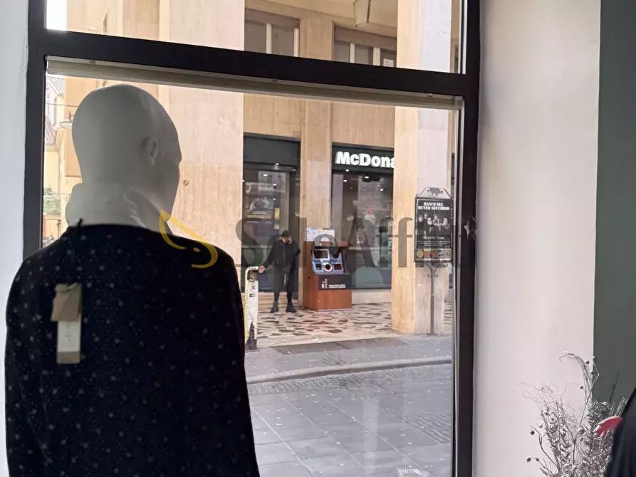Immagine 14 di Locale commerciale in affitto  in Via Pretoria 117 a Potenza