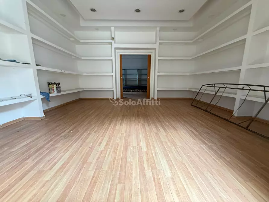 Immagine 2 di Locale commerciale in affitto  in Via Giulio Antonio Acquaviva 226 a Caserta