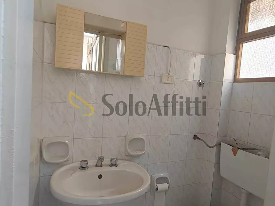 Immagine 11 di Stanza singola in affitto  a Catania