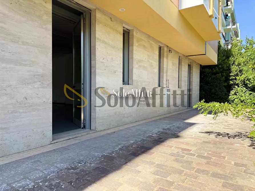 Immagine 16 di Locale commerciale in affitto  in Via Parigi 44, 46 a Potenza