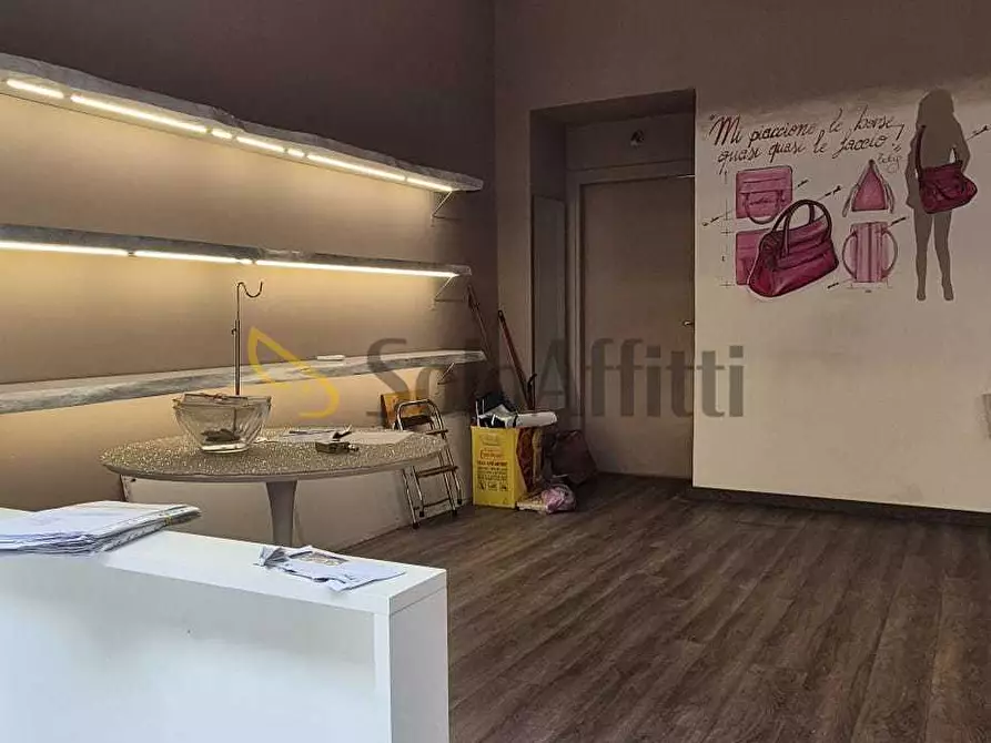 Immagine 5 di Locale commerciale in affitto  in Via Luigi Cibrario 46 bis/A a Torino