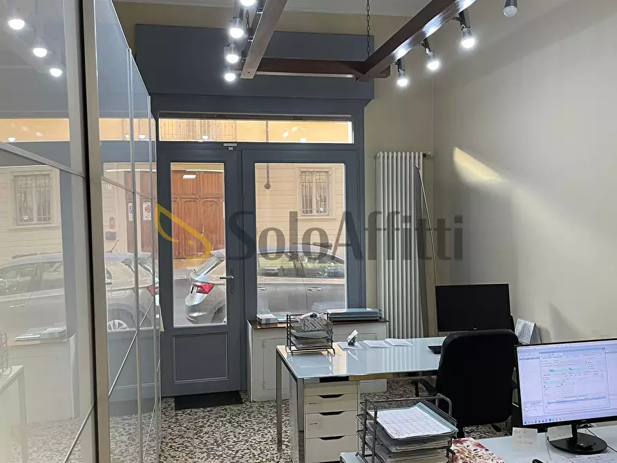 Immagine 2 di Locale commerciale in affitto  in Via Cesana a Torino