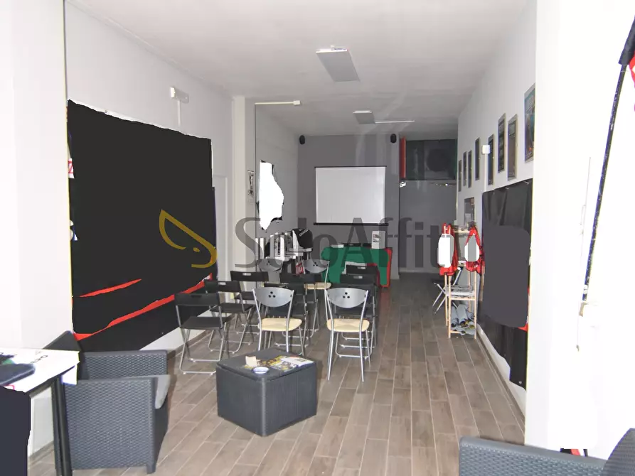 Immagine 2 di Locale commerciale in affitto  in Via Renato Fucini 2A a Pontedera