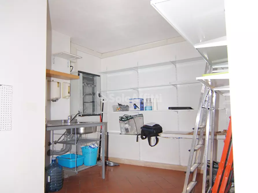 Immagine 10 di Locale commerciale in affitto  a Livorno