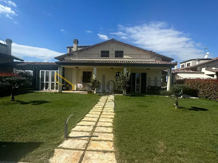 Immagine 1 di Villa in affitto  in Via Orsoleto a Rimini