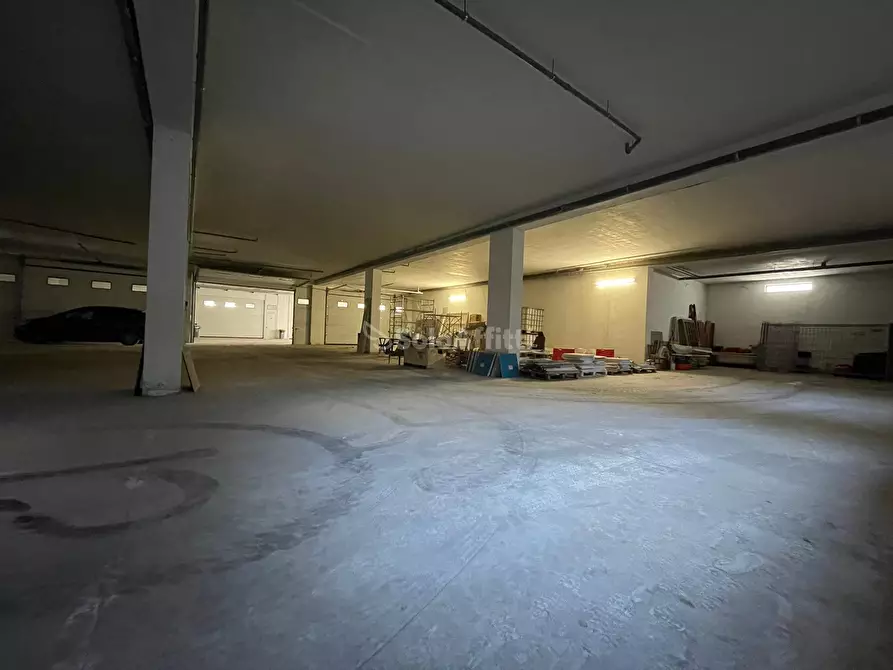 Immagine 10 di Magazzino in affitto  a Maddaloni